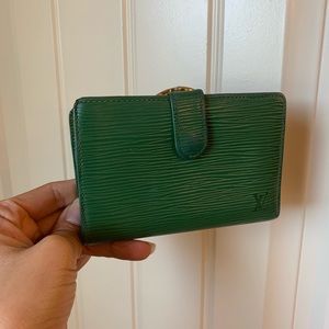 💚 Authentic Louis Vuitton Kisslock Epi wallet